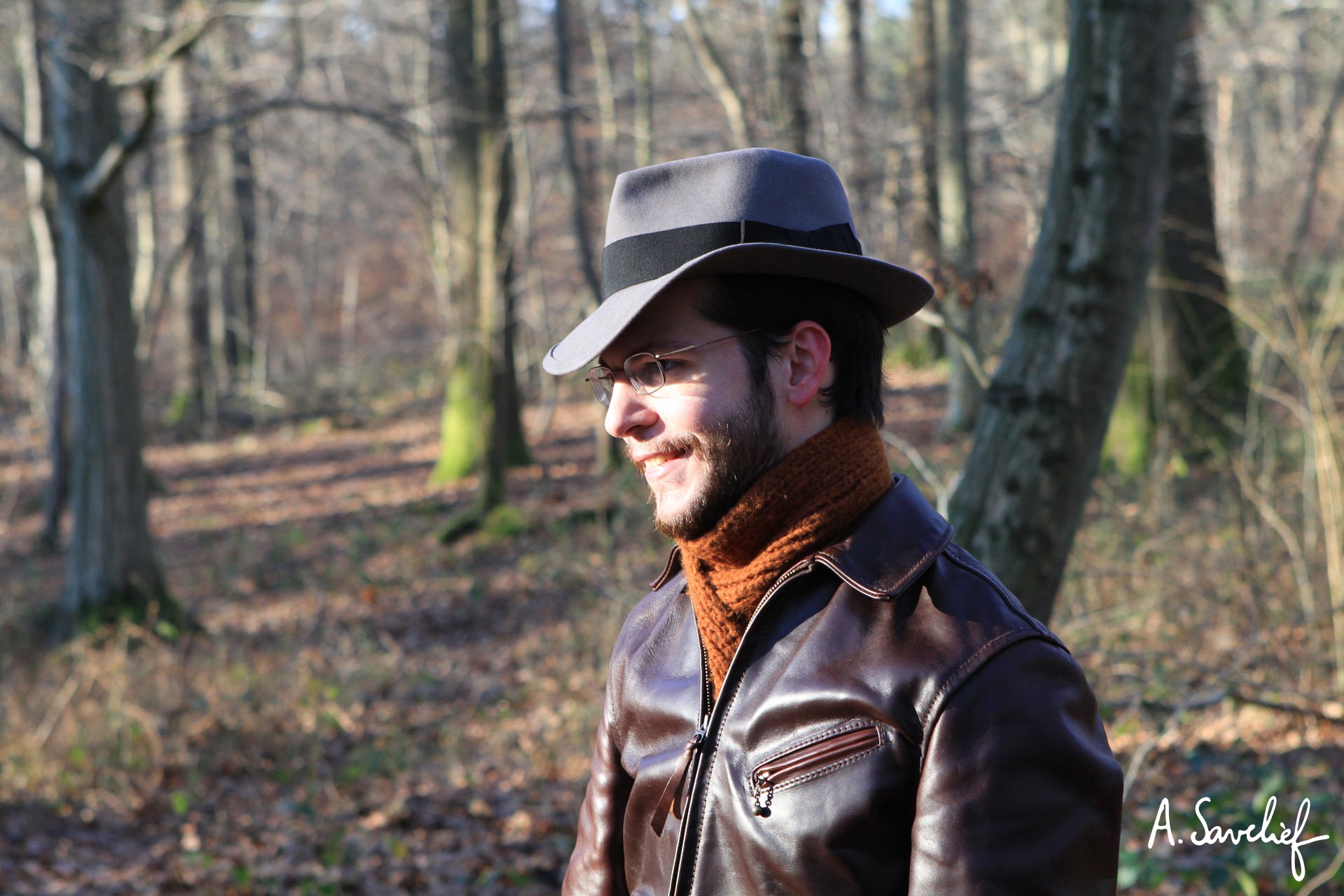 Alexis Savelief, compositeur de musique, en chapeau de feutre et blouson de cuir