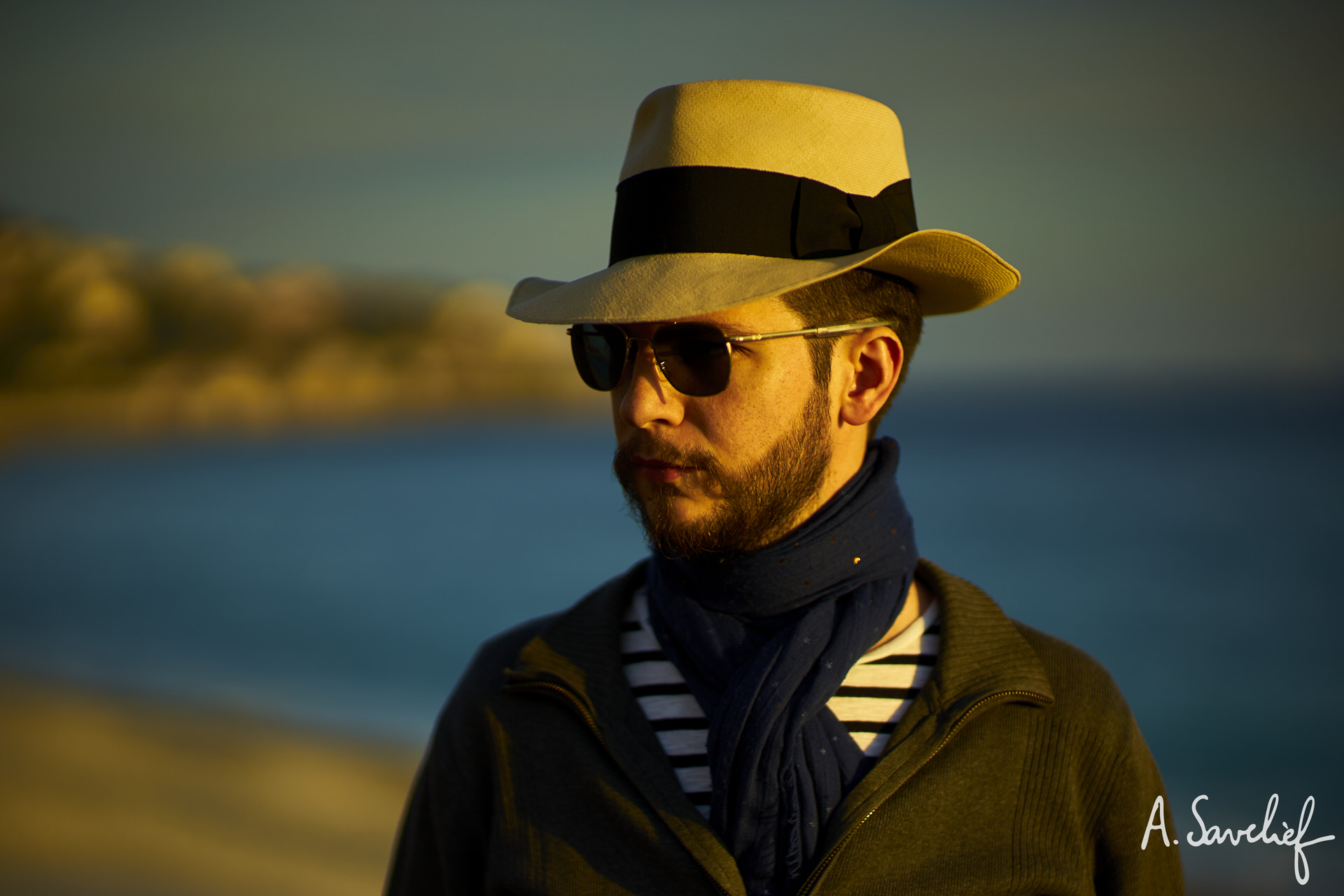 Alexis Savelief, compositeur de musique, en chapeau Panama Montecristi