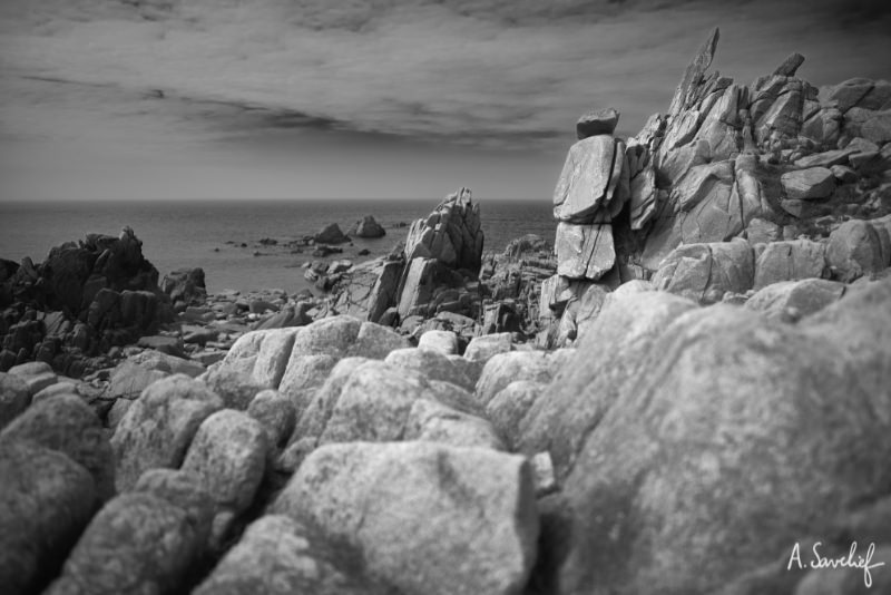 Perspective de rochers déchiquetés d’origine volcanique, sur le littoral breton