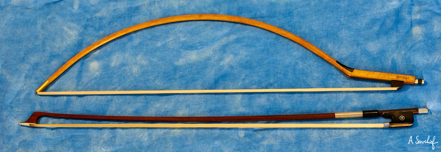 Comparaison entre un archet courbe BACH.Bogen et un archet classique de violoncelle