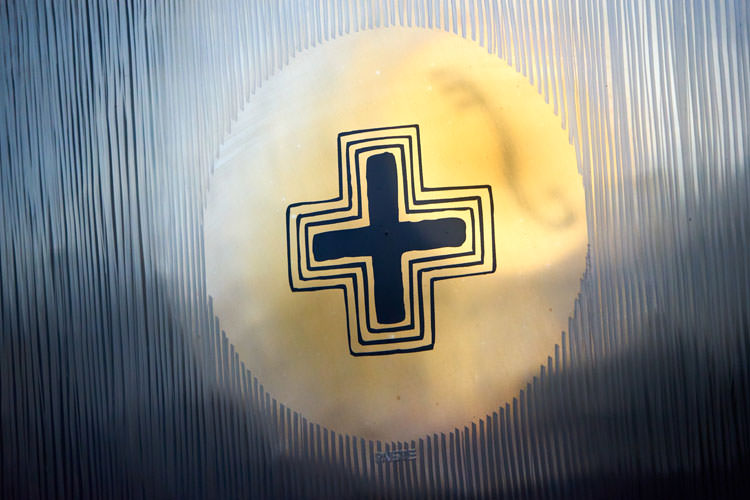 Cœur et symbole en croix du gong Paiste Planète Nibiru