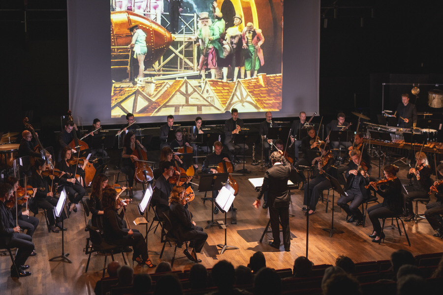 L’Orchestre National de Cannes dirigé par Benjamin Levy interprète en ciné-concert la partition musicale originale d’Alexis Savelief pour le film muet “Le Voyage dans la Lune”, de Georges Méliès